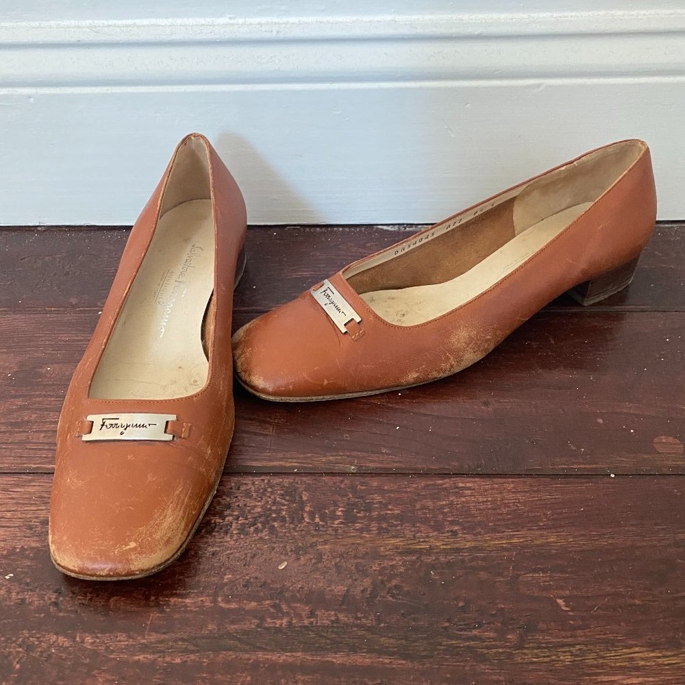 FERRAGAMO BROWN PUMPS